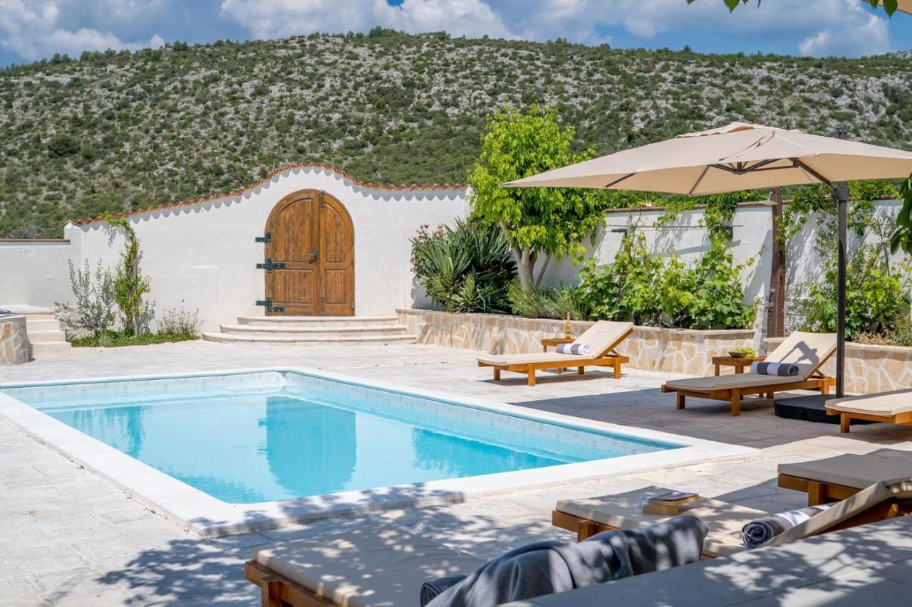 Little Paradise With A Private Pool, 4 Bedrooms, 2 Living Areas, 3km From The In * Marina